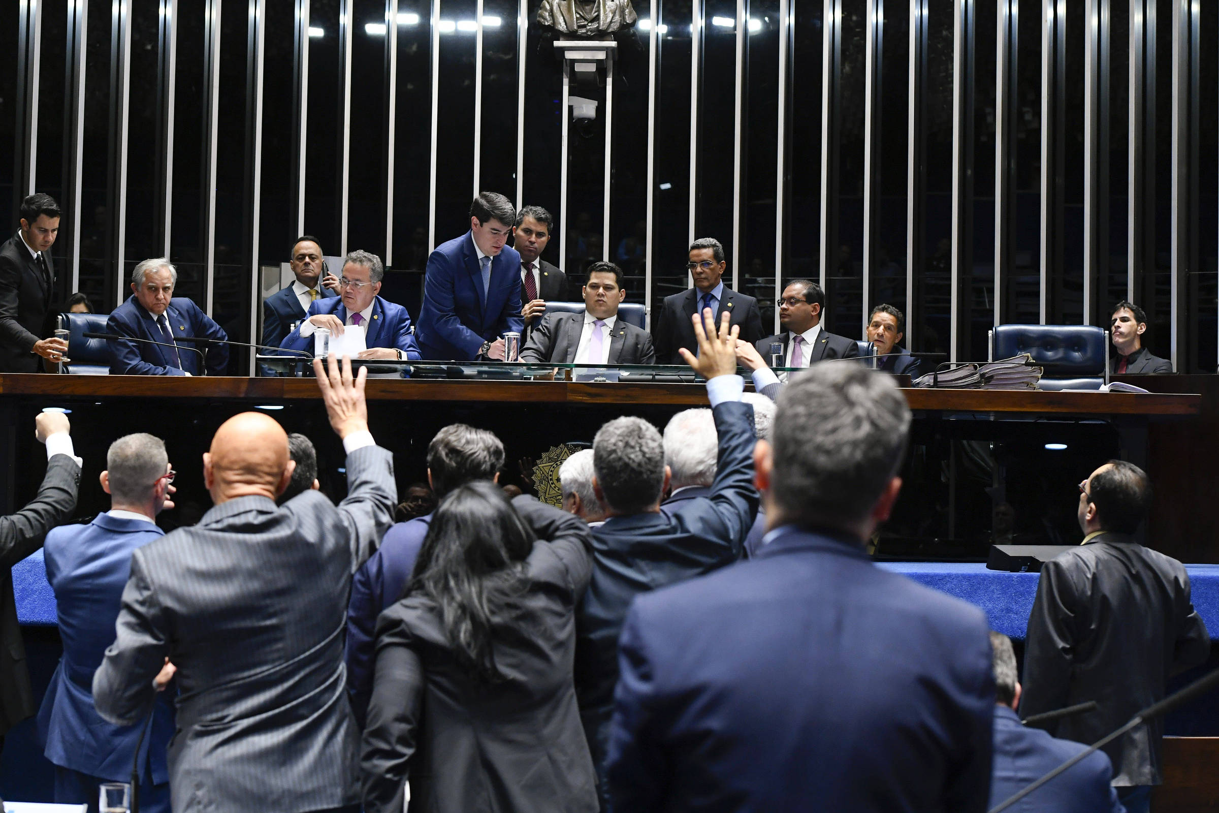 Senado rejeita decretos das armas; texto segue para Câmara